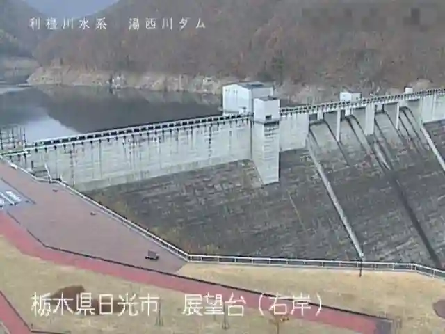 湯西川ダム堤体(展望台から)